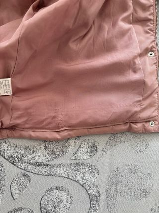 Cazadora acolchada rosa con pelo