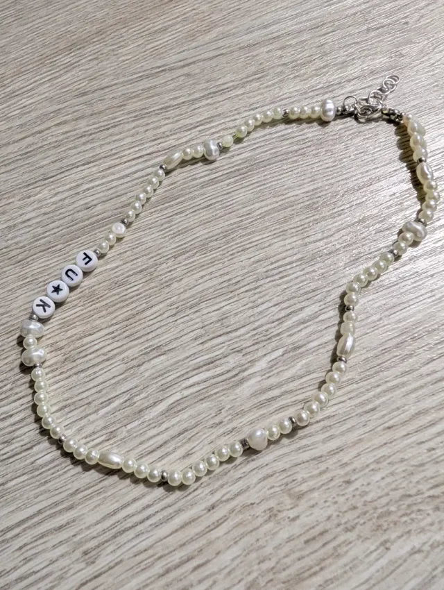 Collar perlas letras FUcK