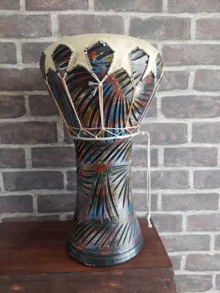 Timbal artesanal de piel y cerámica.