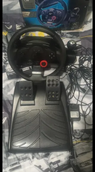 Volante Logitech Driving Force + Pedales