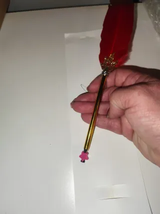 Pluma de escritura roja con detalles dorados