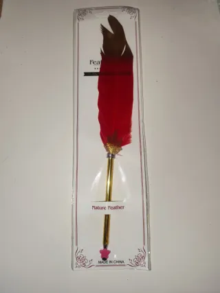 Pluma de escritura roja con detalles dorados