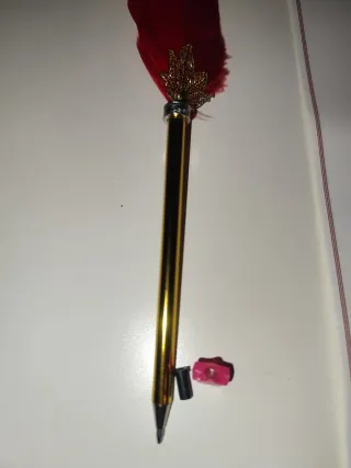 Pluma de escritura roja con detalles dorados