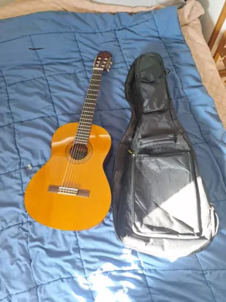 Guitarra Yamaha C40 con funda