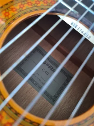 Guitarra Yamaha C40 con funda