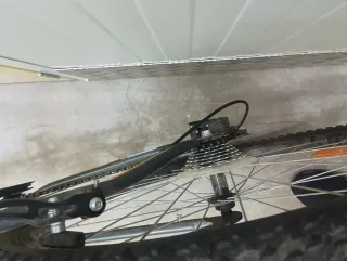 Bicicleta de montaña gris y naranja