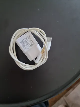 Samsung Galaxy S4 Mini azul con cargador.