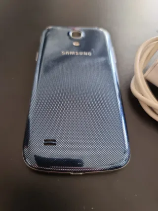 Samsung Galaxy S4 Mini azul con cargador.