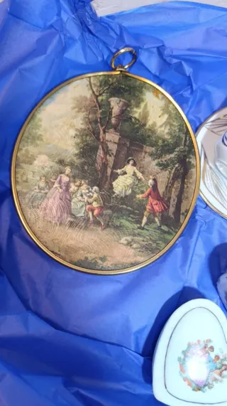 Conjunto de porcelana con cuadro decorativo