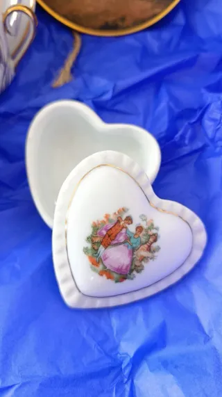 Conjunto de porcelana con cuadro decorativo