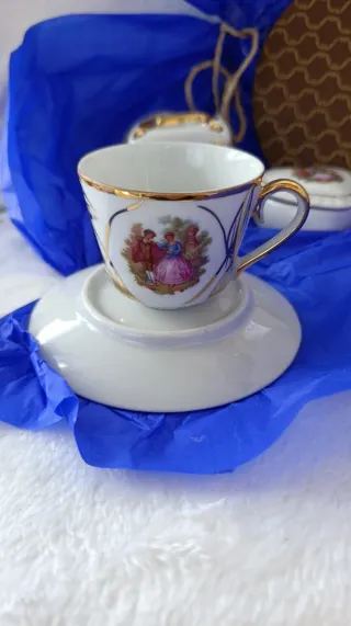 Conjunto de porcelana con cuadro decorativo
