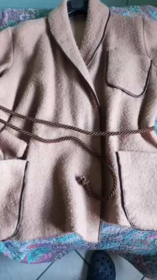 Giacca da camera beige con bordi marroni