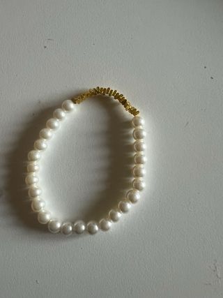 Pulsera perlas y detalles dorados