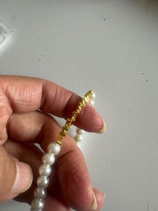 Pulsera perlas y detalles dorados