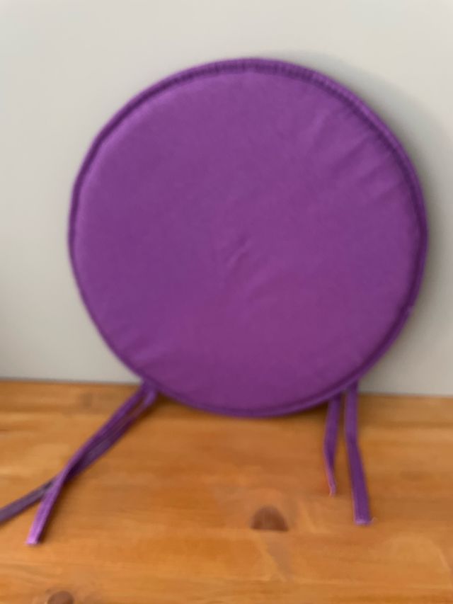 Cuscino rotondo viola per sedia