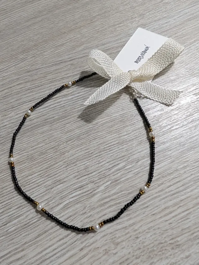 Collar de cuentas negras y perlas