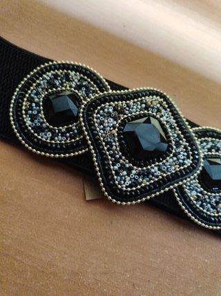 Cinturón elástico, pedrería dorado y plateado