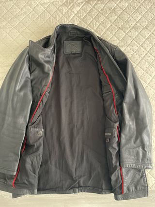 Chaqueta de cuero negra con cierre doble elegante.