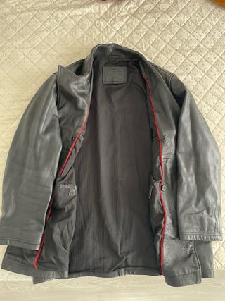 Chaqueta de cuero negra con cierre doble elegante.