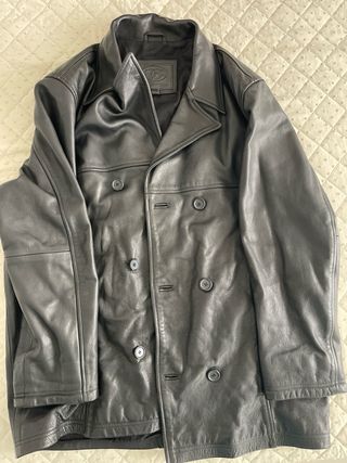 Chaqueta de cuero negra con cierre doble elegante.