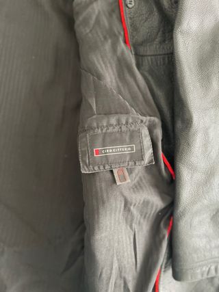 Chaqueta de cuero negra con cierre doble elegante.