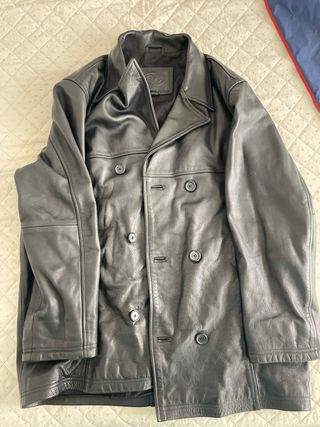 Chaqueta de cuero negra con cierre doble elegante.