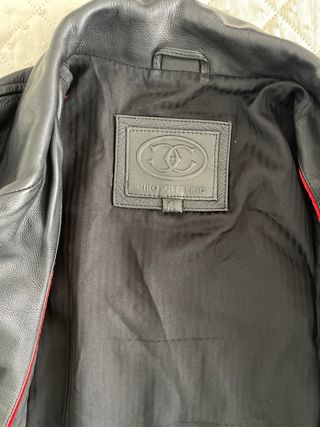 Chaqueta de cuero negra con cierre doble elegante.