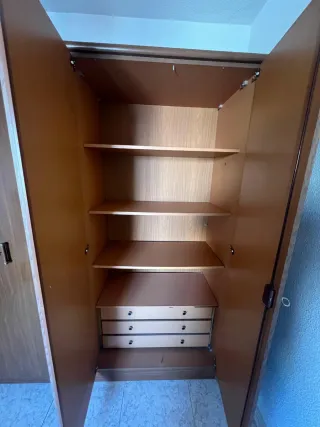Armario de madera. 4 puertas