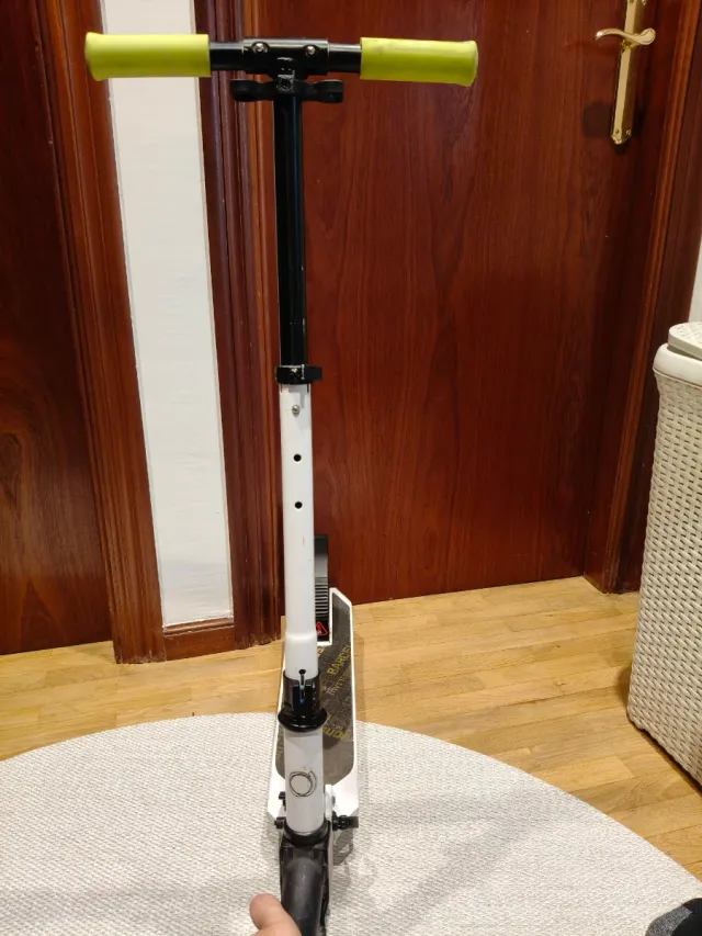 Patinete blanco y verde