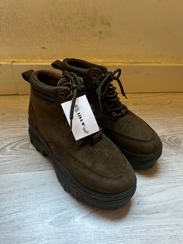 Botas de ante con cordones y suela gruesa