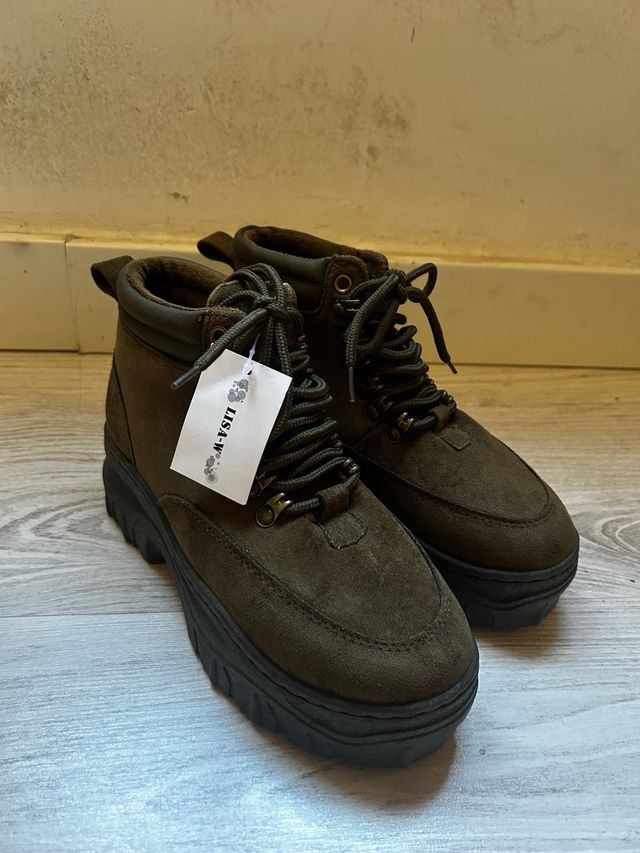 Botas de ante con cordones y suela gruesa