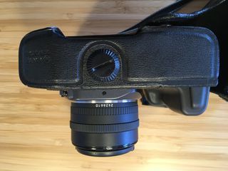 Cámara Canon EOS 600 con objetivo 50mm