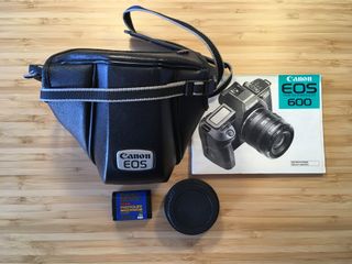 Cámara Canon EOS 600 con objetivo 50mm