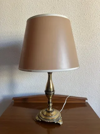 Lámpara de mesa dorada y marrón