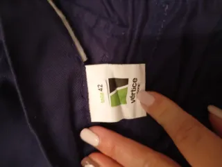 Conjunto de trabajo: pantalón y polo. Hombre