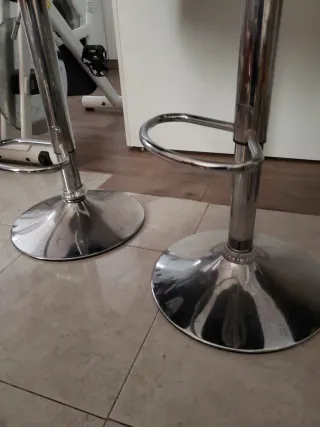 Los 4 Taburetes de Barra Marrones. En Granada