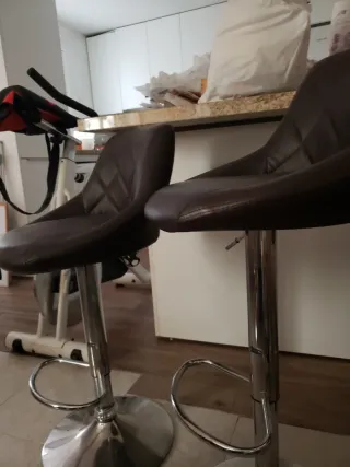 Los 4 Taburetes de Barra Marrones. En Granada