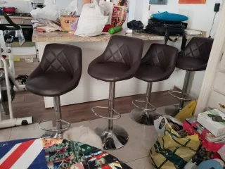 Los 4 Taburetes de Barra Marrones. En Granada