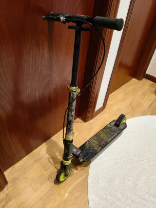 Patinete infantil negro y amarillo