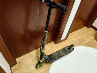 Patinete infantil negro y amarillo