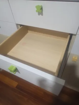 Cómoda de madera beige y blanca