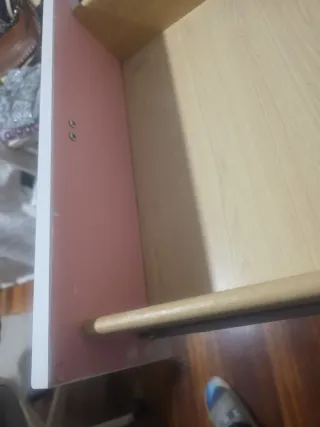 Cómoda de madera beige y blanca