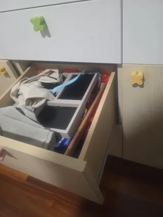 Cómoda de madera beige y blanca