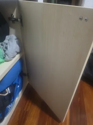 Cómoda de madera beige y blanca