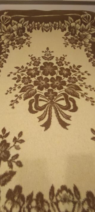 Manta marrón y beige