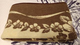 Manta marrón y beige