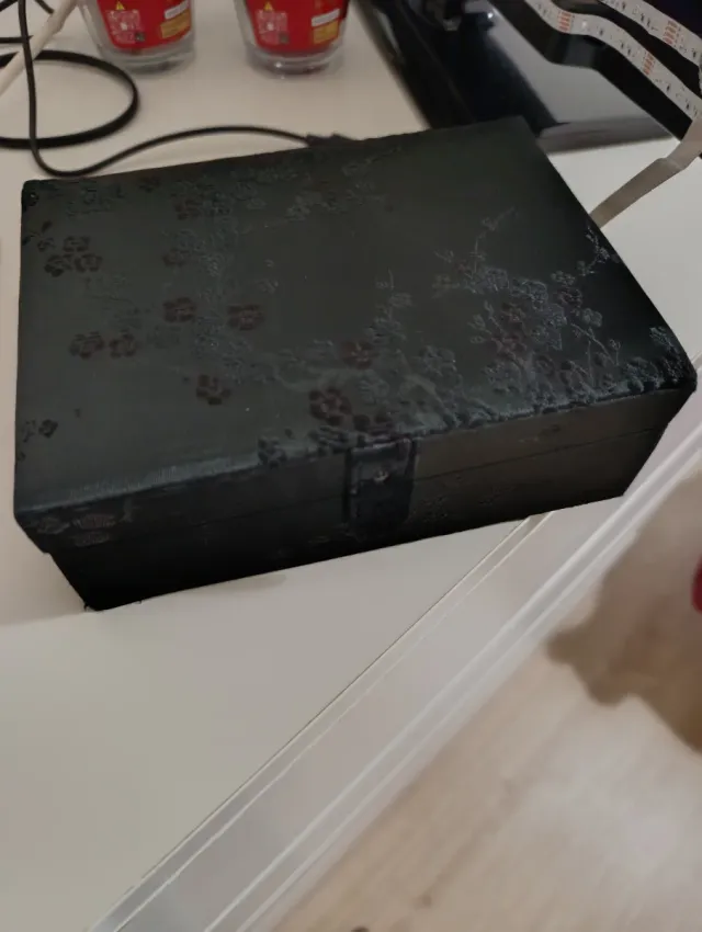 Joyero terciopelo negro con diseño floral