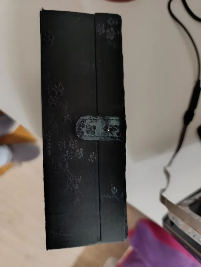 Joyero terciopelo negro con diseño floral