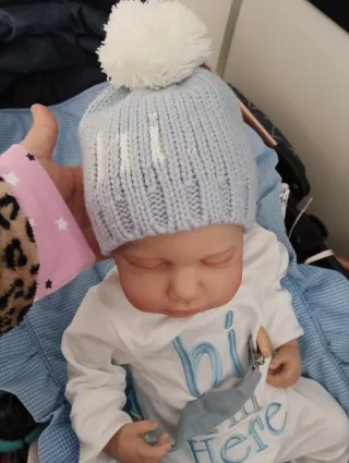 Bebé realista con chupete