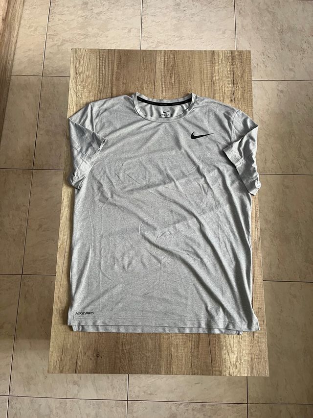 Camiseta deportiva Nike Pro Gris